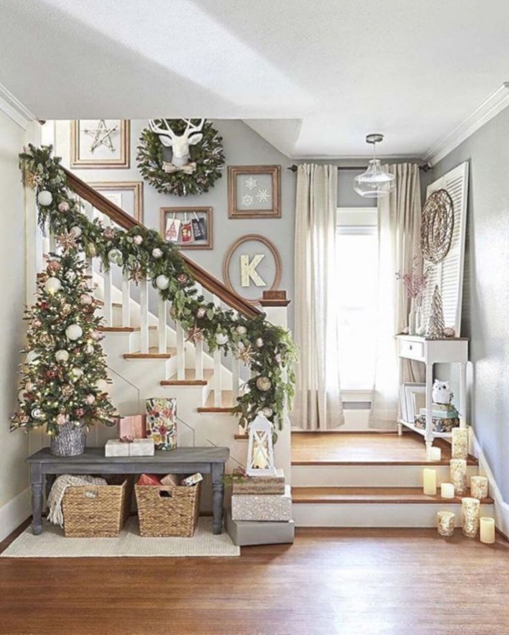 the stairs are decorated with christmas decorations