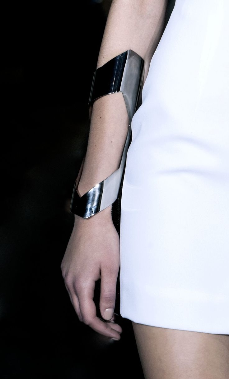 Chrome bangle with cut out detail - statement jewellery; futuristic fashion // Loris Azarro Fall 2014 Futuristic Jewelry, Sci Fi Fashion, Space Fashion, Cyberpunk Fashion, Futuristic Fashion, Best Jewelry Stores, Fall 2014, Fashion Accessories Jewelry, Modern Jewelry