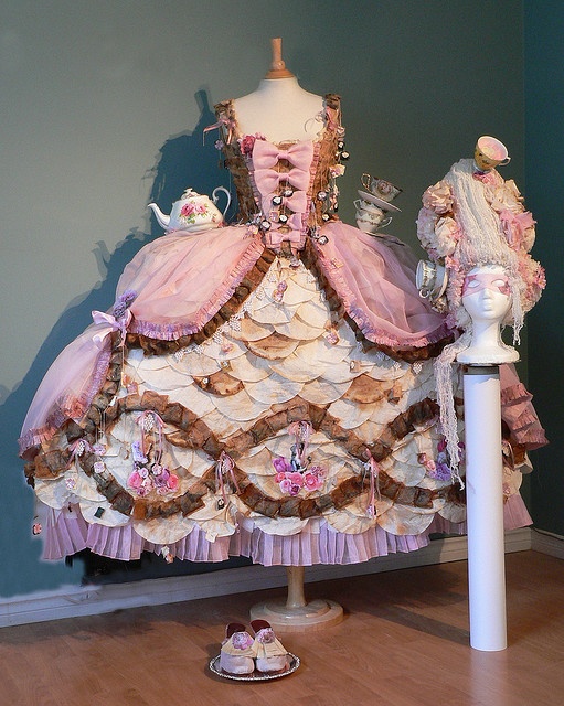 Amazing dress made from tea bags, coffee filters and other found things by one of my wife's friends. Rococo Fashion, Historical Costume, Historical Dresses, Marie Antoinette, Historical Clothing, Mode Vintage, Gothic Lolita, Historical Fashion, Lolita Fashion