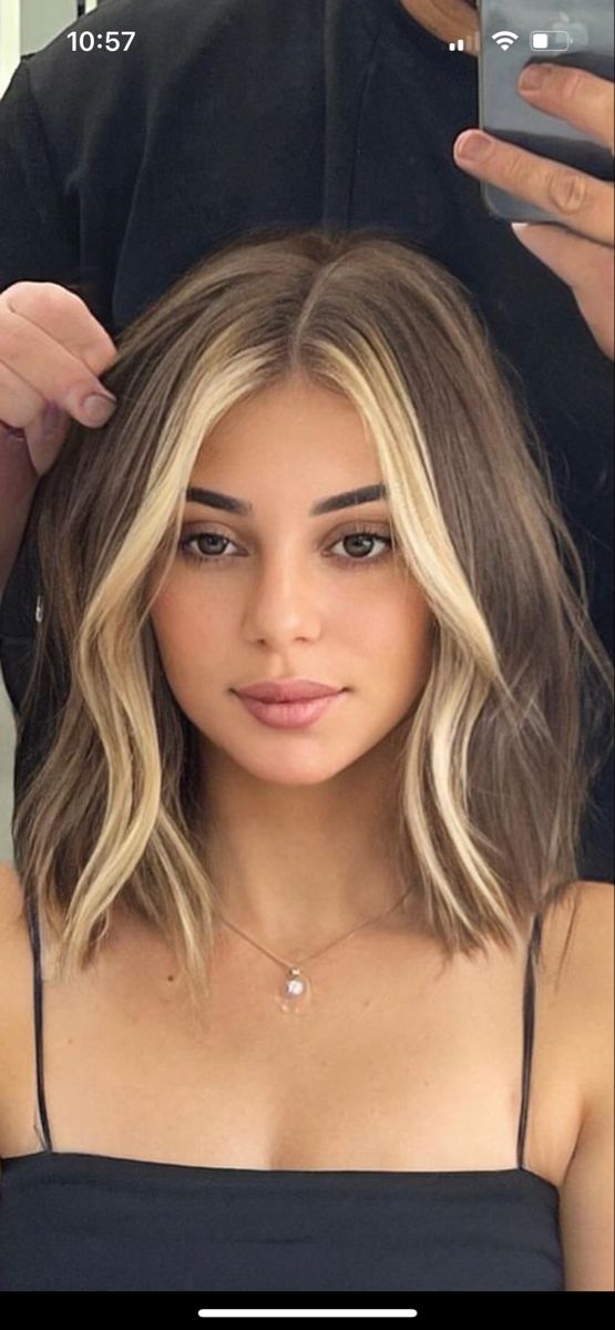 Hair Color Ideas Face Framing, Short Haircuts Above Shoulder, Bone Color Nails, Short Fall Hair Color 2023, Collarbone Layered Haircuts, Lob Collar Bone Length, Short Haircut Trends 2023, Short Balayage Hair Money Piece, Haircuts And Color