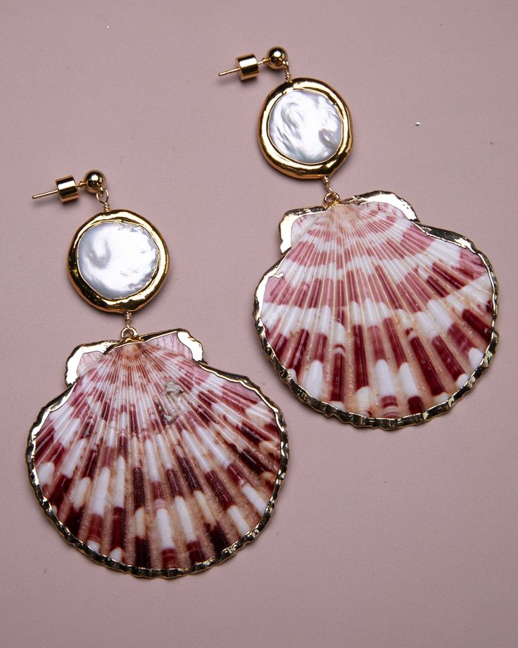 Dress up your beach look with these classy pearl shell earrings! Made with real shells and gold plating, they add the perfect touch of vacation style. (Shell-ebrate the seaside!) 18k gold-plated, Shell, Fresh Water Pearl Lightweight | hypoallergenic | 2" drop Handmade in Los Angeles Follow these tips to keep your jewelry looking its best! Beachy Eye Makeup, Handmade Shell Jewelry, Sirencore Jewelry, Shell Earrings Diy, Shell Clothes, Seashell Birthday, Clay Cracking, Costal Cowgirl, Charm Bar