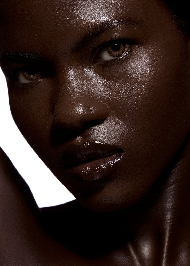 Close Up Photography Face Black Women, Goopy Eyes, Dark Skin Portrait Photography, Editorial Makeup Black Model, Natural Editorial Makeup Black Model, Dark Skin Editorial Makeup, Black Person, Makeup For Black Skin, Juicy Lips