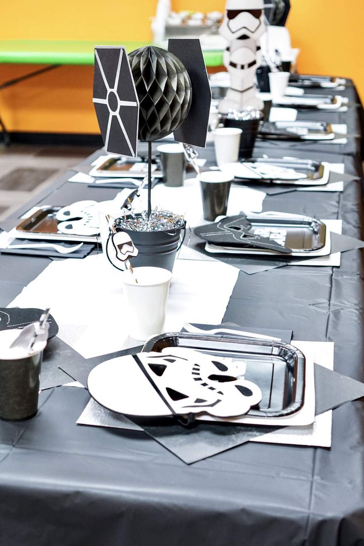 a long table is set up with star wars themed plates and napkins for dinner