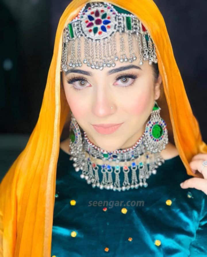 Sharing with you tending Afghan Jewelry Set which includes 1 Matha Patti, a pair of earnings and a necklace. Matha Patti Designs, Wedding Nikkah, Indian Bride Makeup, Afghani Clothes, Matha Patti, Muslim Brides, Afghan Wedding, Hijab Wedding Dresses, Disney Wedding Dresses