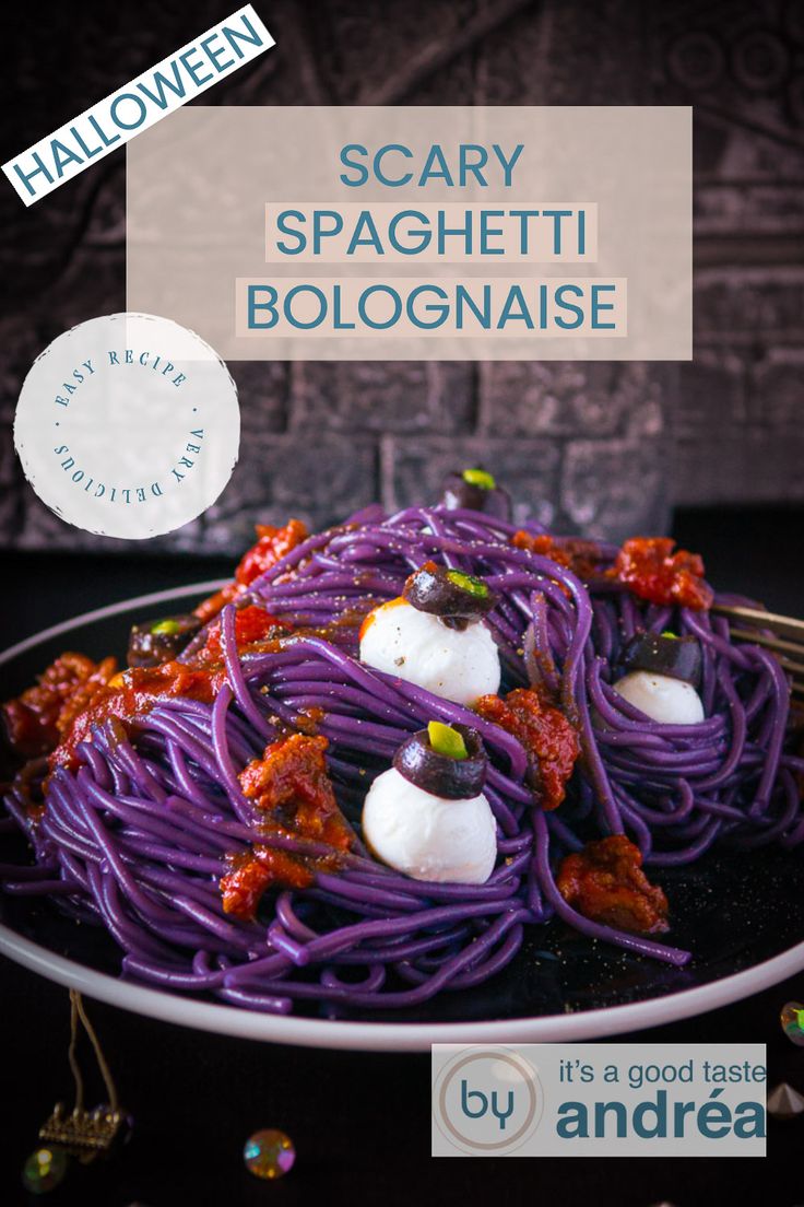 A black plate on a dark background with purple spaghetti, bolognaise sauce and mozzarella eyeballs. A text overlay on top: Spaghetti bolognaise, Halloweeen, easy recipe, very delicious Black Bean Spaghetti Recipes, Halloween Crockpot, Savory Halloween Food, Halloween Pasta, Scary Halloween Food, Homemade Bolognese Sauce, Homemade Bolognese, Spaghetti Bolognese Recipe, Halloween Appetizers Easy