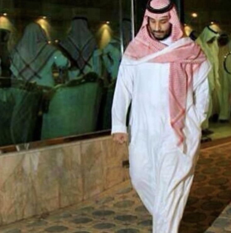 Prince Of Saudi Arabia, Mohammad Bin Salman, Queen And Prince Phillip, Arab Men Fashion, Queen Victoria Prince Albert, Prince Fazza, Arabic Clothing, Bin Salman, Handsome Men Quotes