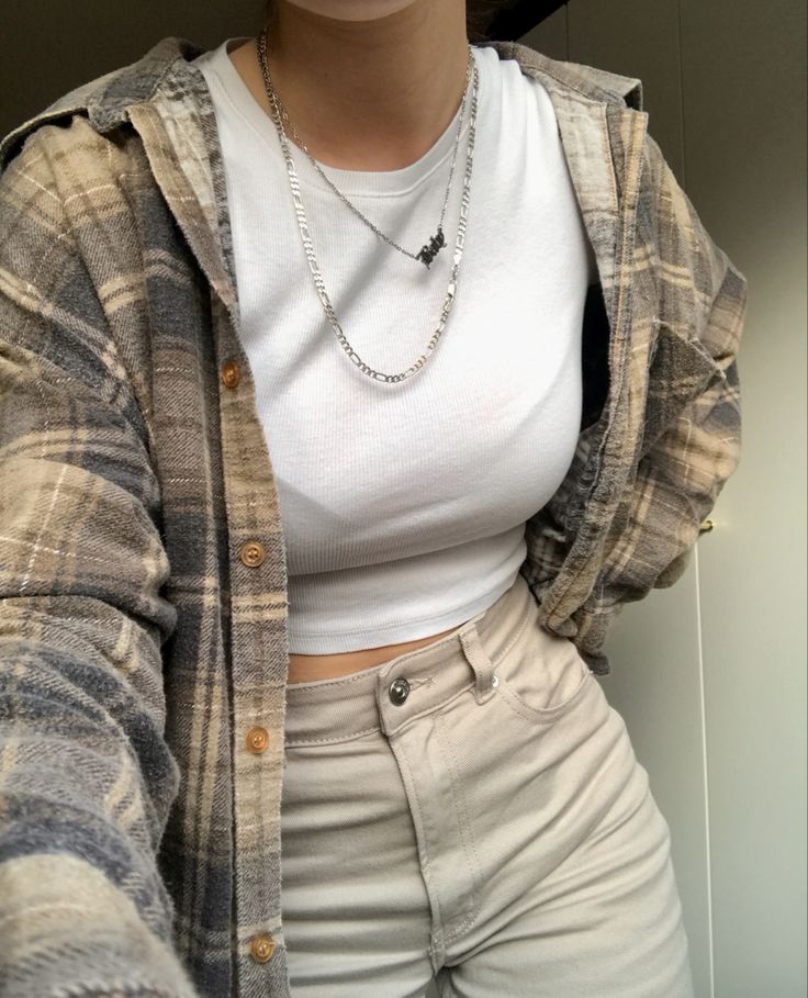 Cute beige outfit  inspiration with wide leg beige Creme jeans and a white crop top paired with a brown beige flannel and silver jewellery Style With Beige Pants, Outfits With Creme Pants, Off White Pants Outfit Aesthetic, Tops For Beige Pants, White Top Aesthetic Outfit, White Pants Outfit Midsize, Creme Outfit Aesthetic, Tops On Beige Pants, Beige And Silver Outfit