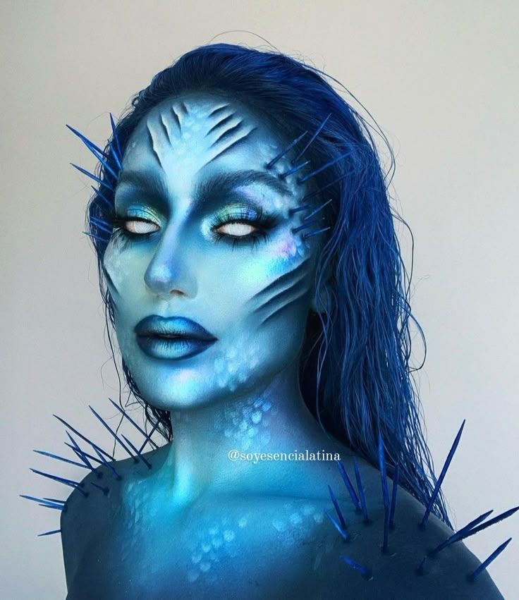 @soyesencialatina Siren Mermaid Makeup, Siren Makeup Mermaid, Mermaid Fantasy Makeup, Dark Mermaid Makeup, Deep Sea Siren, Siren Makeup, Mermaid Makeup Halloween, Siren Costume, Halloweenský Makeup