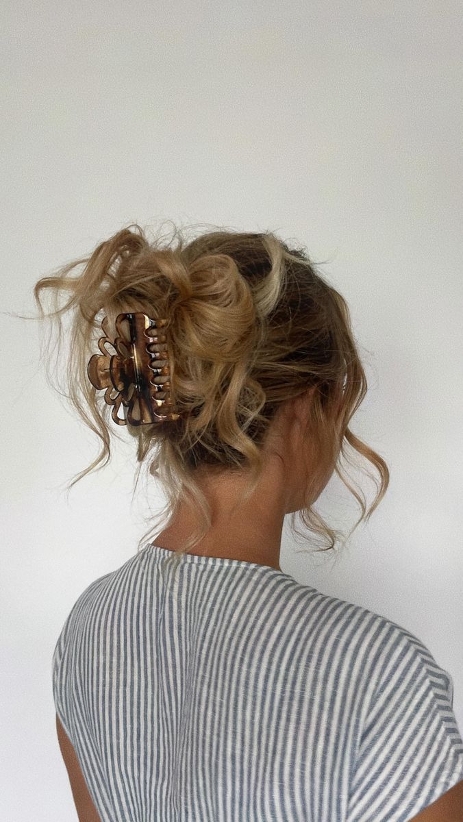 Claw Clip With Layered Hair, Messy Hairstyles Claw Clip, Claw Clip With Layers, Claw Clip Collection Aesthetic, Claw Clip Messy, Frankie Valli, Work Hairstyles, Hair Stylies, Claw Clip