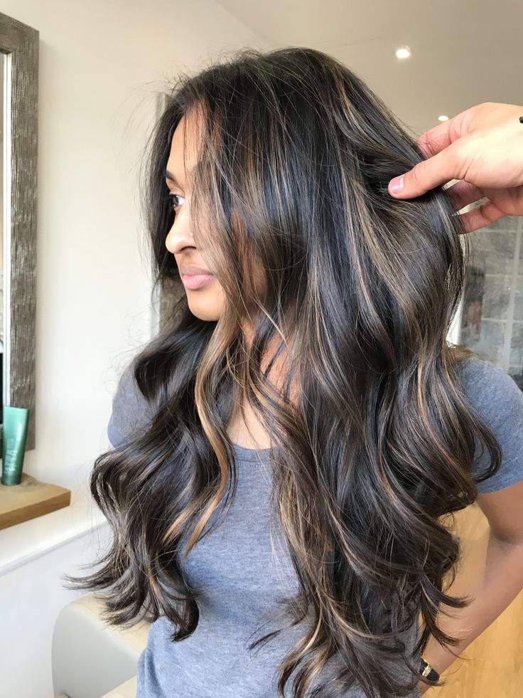 Caramel And Black Balayage, Highlights For Black Hair Morena, Dark And Caramel Balayage, Dark Burnett Baylage, Black Hair Carmel Highlight, Caramel Blonde Balayage On Black Hair, Black Hair With Balayage Caramel, Dark Hair With Light Highlights Caramel, Black And Caramel Balayage