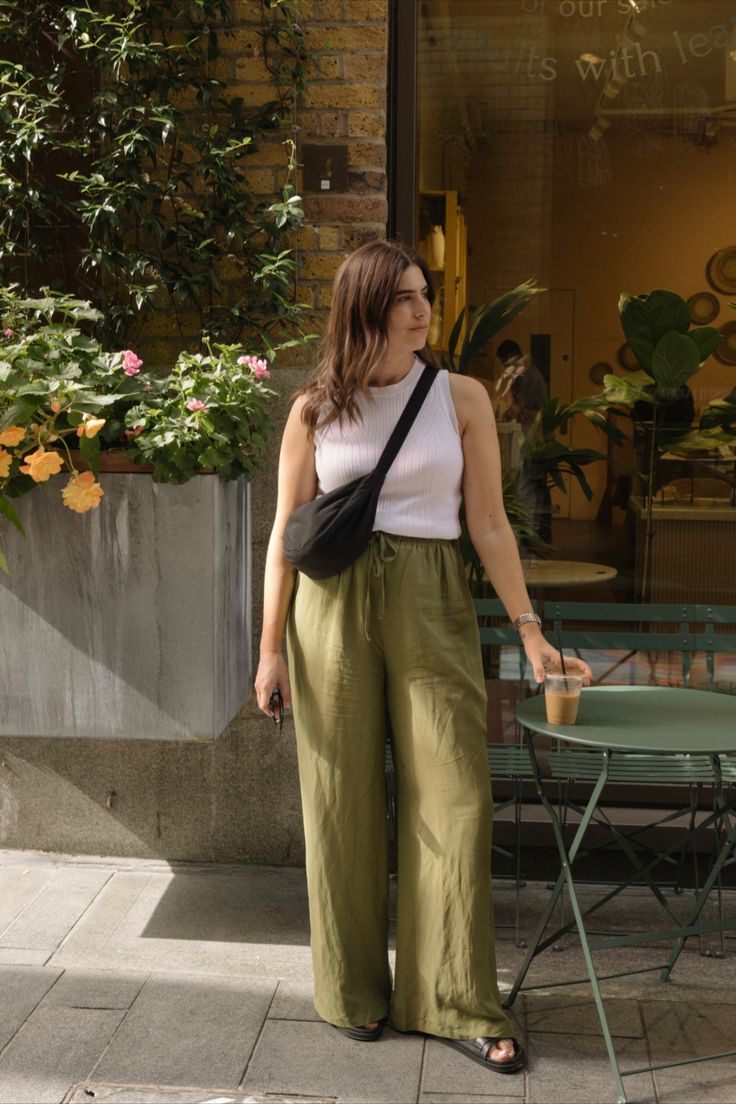 Olive Pants Summer Outfit, Work Outfit For Summer, Khaki Linen Trousers Outfit, Loose Green Pants Outfit, Linen Trousers Outfit Aesthetic, Street Style Plus Size Summer, Green Pants Summer Outfit, Uniqlo Women Outfit Casual Summer, Linen Pants Green