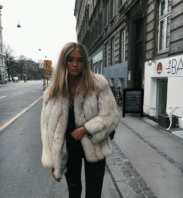 @untilmars White Fur Coat, Cold Weather Fashion, Popular Outfits, White Fur, Fur Fashion, Winter Looks, Fur Jacket, Autumn Winter Fashion, Rocker