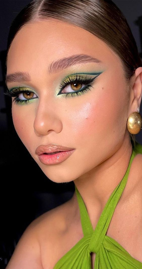 Creative Eye Makeup Colorful, Creative Looks Makeup, Color Makeup For Brown Eyes, Eyeshadow Looks 2024, Trend Makeup 2024, Makeup With Brown Eyes, Makeup Ideas Colorful Creative, Colorful Eye Makeup For Brown Eyes, Red And Green Makeup Looks