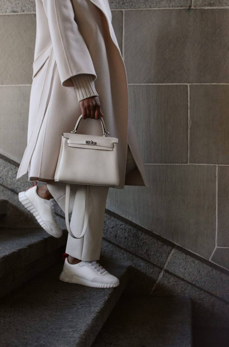 Kelly 25 Outfit, Elegant Sneakers, Dress And Sneakers Outfit, Jetset Babe, Hermes Kelly 25, Kelly 25, Oversized White Shirt, Fendi Bag, Hermes Kelly Bag