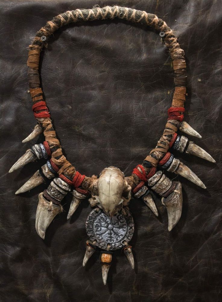 Escudo Viking, Barbarian Warrior, Animal Skull, Bone Crafts, Bone Jewelry, Post Apocalypse, Fantasy Clothing, Fantasy Fashion, Character Outfits