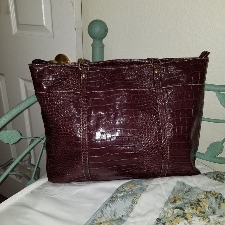 Worthington 100 % Vynal Bag Nwot Very Beautiful And Great Padding On The Inside. Hot Pink Handbags, Croc Bag, Purple Purse, Patent Leather Bag, Tote Organization, Pink Crossbody Bag, Purse Handles, Vegan Leather Bag, Pink Handbags