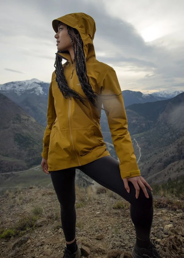 10 Best Women's Rain Jackets for Everyday Wear | 2022 | Field Mag Outdoors Outfits For Women, Jackets Windbreaker, Outdoor Jacket Women, Patagonia Rain Jacket, Hiking In The Rain, Best Rain Jacket, Hiking Style, Waterproof Jacket Women, Patagonia Outfit