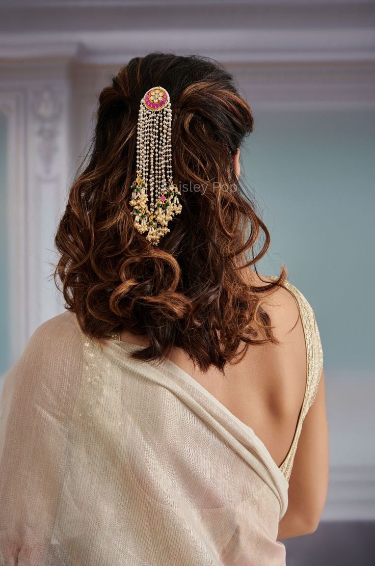 This pink kundan braid pin offers a celestial beauty that is fit for royalty. Each delicate kundan sparkles with timeless elegance, embodying the essence of celestial allure. The suspended pearls resemble dewdrops on delicate petals, creating a mesmerizing display of celestial charm with every movement. Adding a hint of verdant allure to the ensemble are small units of green kundan, reminiscent of a blooming spring garden. Trinkets of pearls further enhance the elegance and grace of this piece, creating a harmonious symphony of celestial beauty. Closure - Hook Kundan Hair Accessories, Hair Gold Accessories, Pearls In Hair, Hair Accessories Indian, Garden Trinkets, Indian Hair Accessories, Hair Style On Saree, Hair Charms, Traditional Hairstyle