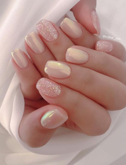 Blush Bridesmaid Nails, Nail Designs For Wedding Bridesmaid, Neutral Glitter Nails Acrylic, Nude Sparkle Nails Short, Bridesmaid Nails Dip, Pearl Nails With Glitter, Celebrity Nails Trends 2023, Bridesmaid Manicure Ideas, Nude Sparkly Nails Square