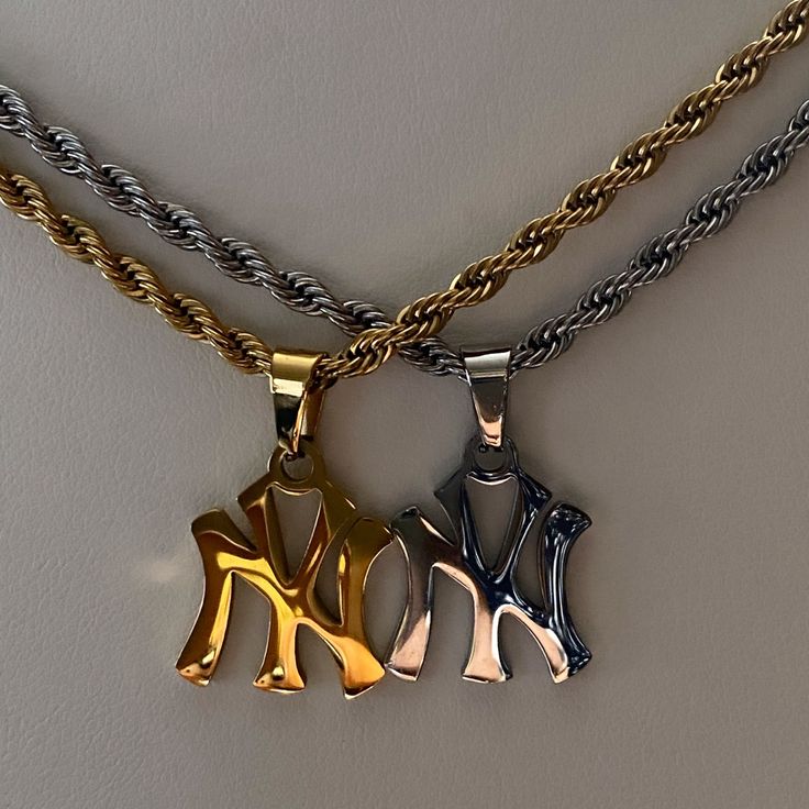 Rep your fave team or city, yankees pendant rope chain necklace is made of premium stainless steel + is available in 18k gold plated. #trendystreetstyle #sports #yankees #newyorkyankees #nycjeweler #foryoupage #fashion #trending #style #trends #pendant #womensstyle #menswear Yankees Necklace, Baddie Jewelry, Streetwear Jewelry, Gold Rope Chains, Rope Chain Necklace, Dope Jewelry, Jewelry Fashion Trends, Jewelry Lookbook, Shell Necklace