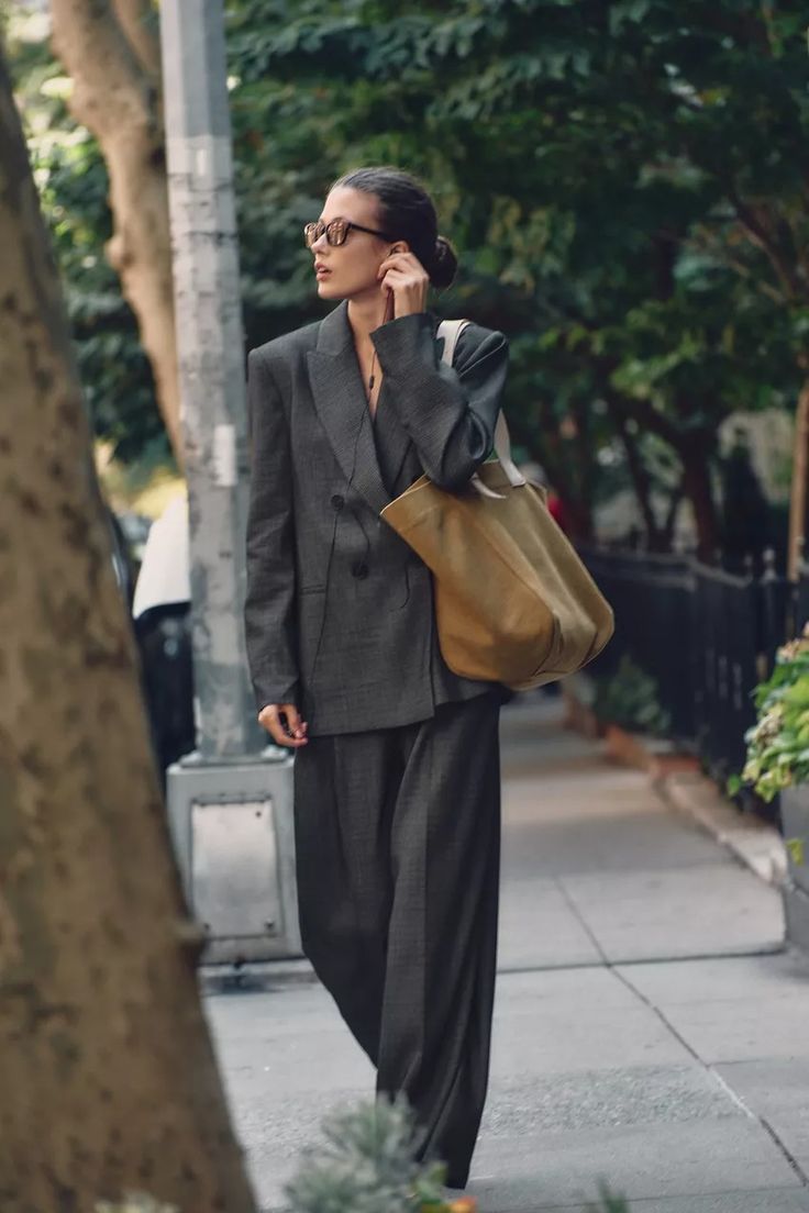 WIDE LEG PANTS WITH DARTS - Black / White | ZARA United States Vogue Wide Leg Pants, Joggers Shoes, Kaia Gerber, Pantalon Large, Big Fashion, Long Sleeve Blazers, Double Breasted Blazer, Dress With Cardigan, High Waisted Trousers