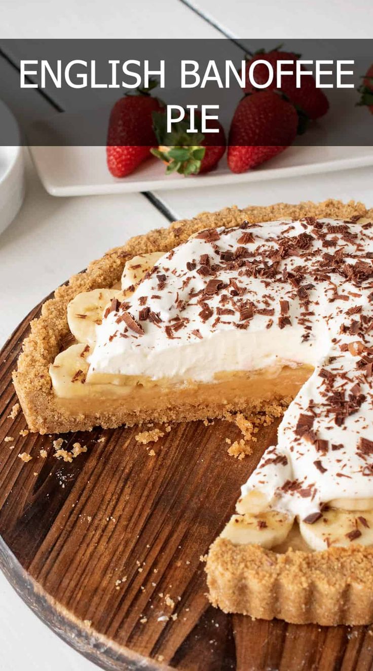 a pie on a wooden platter with the words english banoffee pie