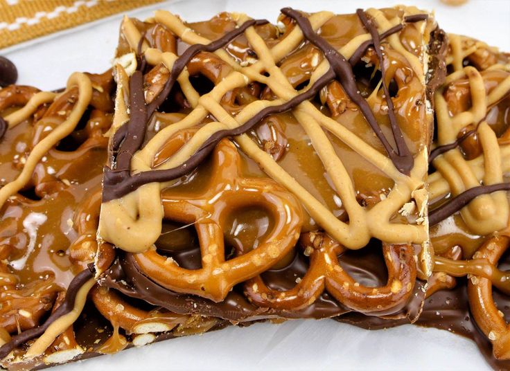 there are many pretzels on top of each other with chocolate and caramel