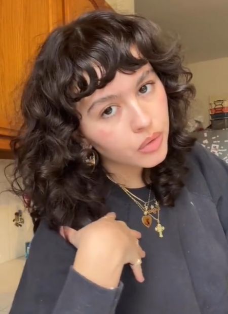 Enya Umanzor Haircut, Enya Umanzor Curly Hair, Enya Umanzor Short Hair, Enya Hair, Curly Baby Bangs, Microbangs Curly Hair, Enya Umanzor Hair, Fake Blonde, Curly Hair Baby