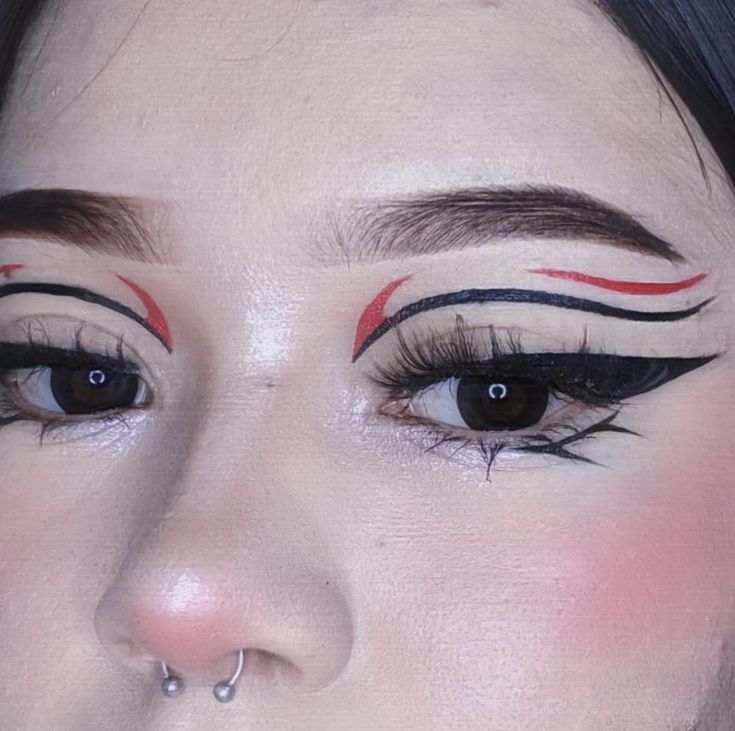 Black And Red Graphic Liner, Egirl Makeup Red, Red Graphic Eyeliner, Delineados Egirl, Gamer Girl Makeup, Black Graphic Liner, Rockstar Makeup, Black And Red Makeup, Eyeliner Inspiration