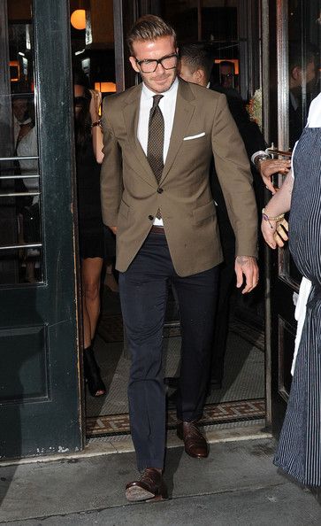 This is the sexiest thing I've ever seen...classy, sophisticated & charming. I absolutely love men who know how to dress. David Beckham Outfit, Beckham Suit, David Beckham Style Outfits, David Beckham Photos, David Beckham Style, Beckham Style, Street Cats, Sharp Dressed Man, Oxford Dress