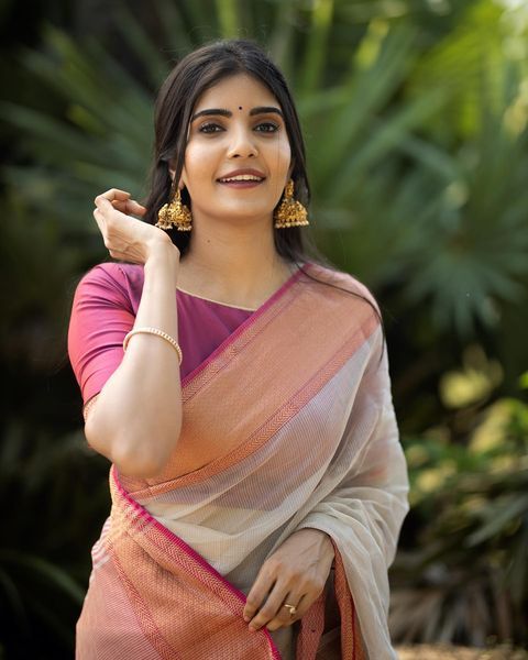 Traditional Photoshoot Poses, Saree Photoshoot Poses At Home, Home Photo Poses, Photoshoot Poses At Home, Saree Photoshoot Poses, Traditional Photoshoot, Poses At Home, Saree Photography, Photo Poses Ideas