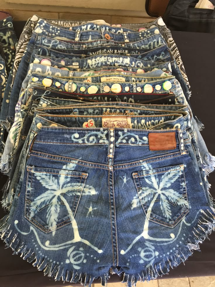 Upcycled Jean Shorts, Bleach Designs On Shorts, Bleach Shorts, Denim Shorts Painting Ideas, Summer Y2k Jean Shorts, Denim Short Painting Ideas, Painted Jean Shorts Aesthetic, Ropa Upcycling, Diy Vetement