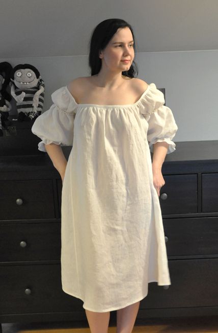 From "Before the Automobile".  1660's shift.  Blog has additional photos, plus pattern and construction information, and links to research sources. 1660s Dress, Medieval Shift, Chemise Pattern, 17 Century Fashion, 17th Century Dress, 17th Century Clothing, Shift Pattern, 17th Century Fashion, Quoi Porter