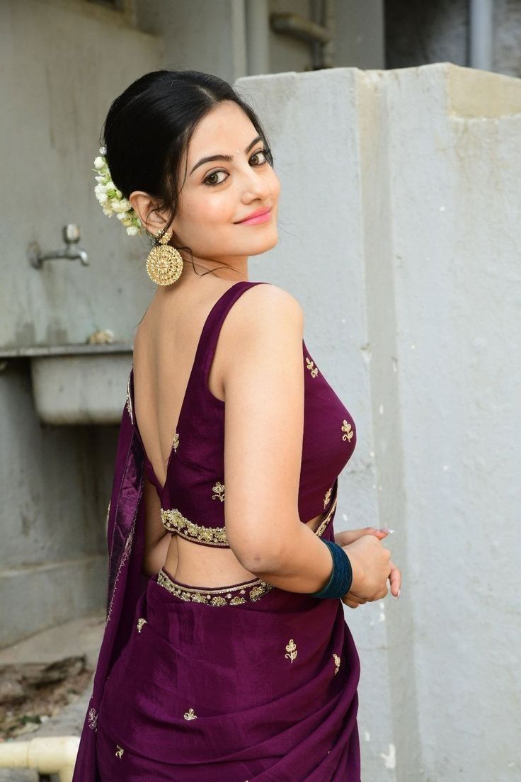 Sleeveless Blouse Designs, Saree Stills, Saree Hairstyles, Maroon Saree, Rare Features, Simple Saree Designs, Traditional Blouse Designs, New Saree Blouse Designs, Latest Model Blouse Designs