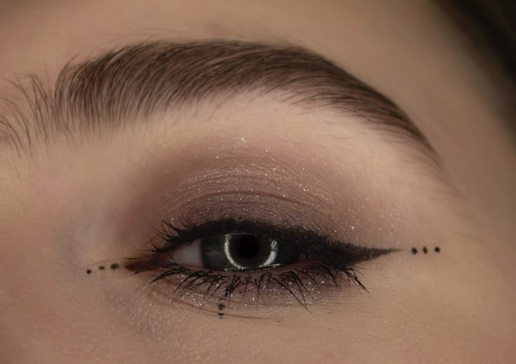 Creative Easy Makeup Looks, Cool Simple Eyeliner Looks, Easy Unique Eyeliner, Easy Black Graphic Liner, Dot Eyeliner Make Up, Cool Eyeliner For Hooded Eyes, Casual Eyeliner Looks, Sza Concert Makeup Ideas, Easy Eyeliner Looks For Hooded Eyes