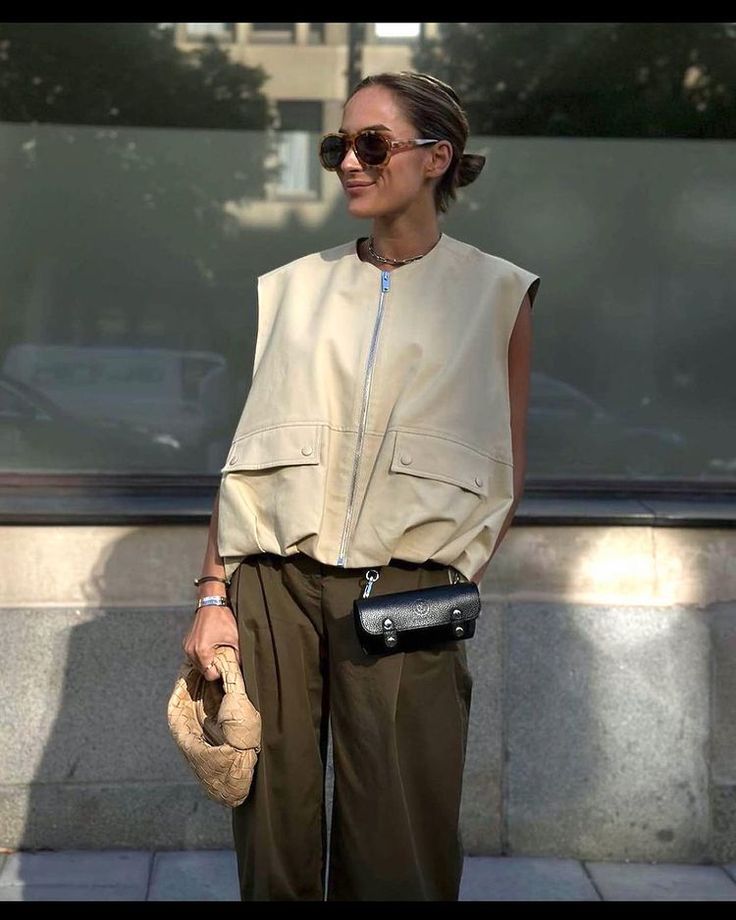 ¿Conoces la REGLA de los 3 LOOKS? Ya hemos hablado de esta regla en otras ocasiones pero para las que no la conozcáis aún, consiste en… | Instagram Crop Waistcoat, Fashion Vest, Fall Vest, Vest Tops, Vest Women, Top Streetwear, Outfit Trends, Sleeveless Jacket, Vest Fashion