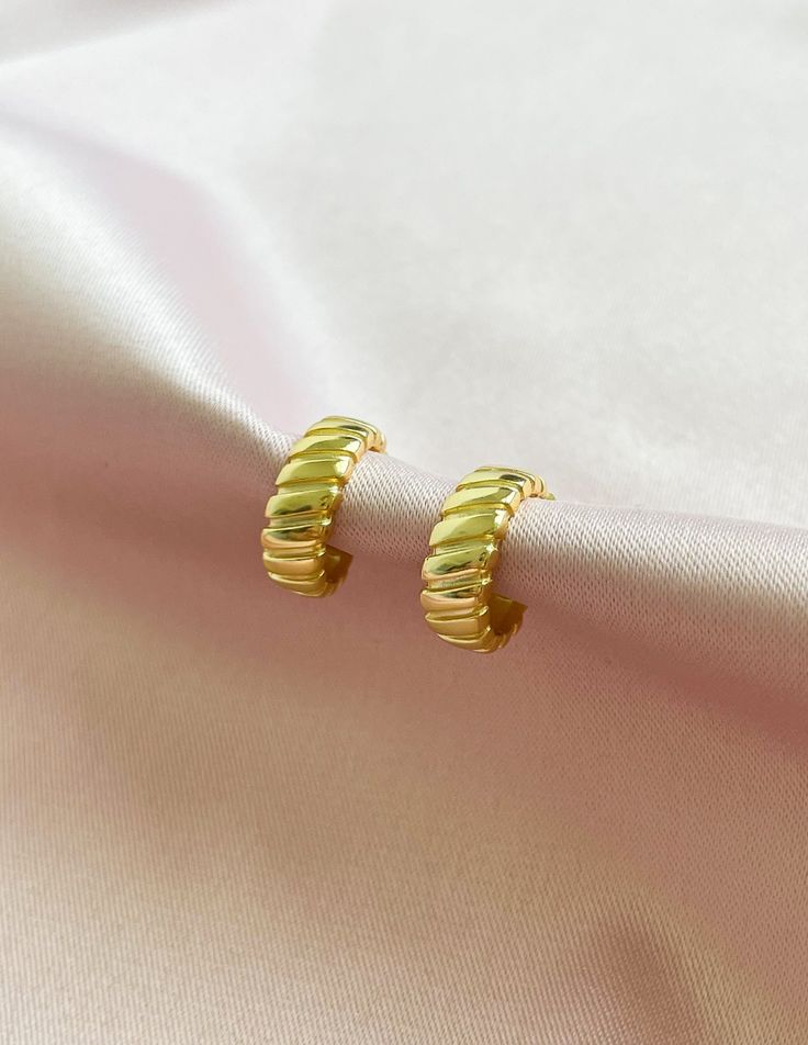 18k gold small hoops Gold Vermeil, Everyday Outfits, Meant To Be, 18k Gold, Gold Plate, Bangles, Plating, Stud Earrings, Sterling Silver