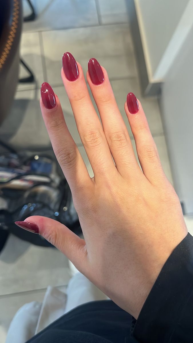 Red Professional Nails, Parisian Red Nails, Nail Inspiration One Colour, Faded Red Nails, Cool Toned Red Nails, Olive Skin Tone Nails, Cool Tone Red Nails, Light Red Nails Acrylic, Milky Red Nails