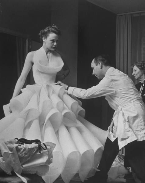 While the average age of a model during fashion week today is 14-15, most models were in their late twenties, early thirties. Christian Dior 1950s, Dior 1950s, Glamour Vintage, Paris Mode, Dior Vintage, Fashion 1950s, Moda Paris, Vintage Couture, Vestidos Vintage