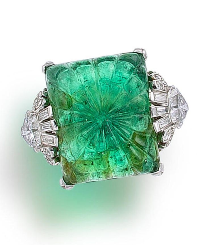 Art Deco emerald & diamond ring, ca 1925. Carved Emerald, Bijoux Art Deco, Art Deco Emerald, Emerald And Diamond Ring, Deco Jewelry, Emerald Jewelry, Vintage Jewels, Van Cleef, Art Deco Jewelry