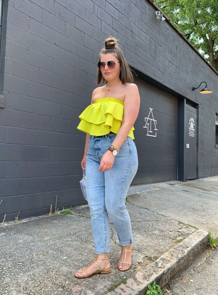 How To Dress Mom Jeans, Lime Top Outfit, Top Verde Neon, Crop Top Outfits Casual, Jeans And Top Outfit, Outfit Con Jeans, Outfits Mom Jeans, Outfit Mom Jeans, Jean Outfit Ideas