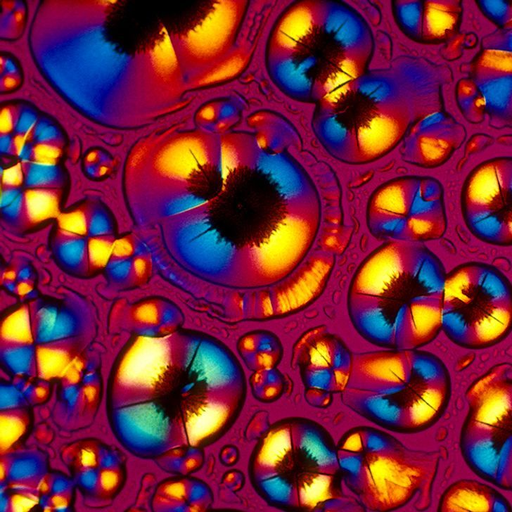 an image of water droplets with different colors and patterns on them, as well as the background