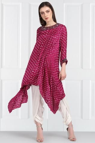 Shop for Twenty Nine Pink Silk Bandhani Tunic for Women Online at Aza Fashions Bandhani Top, Cloth Designs, Asymmetric Tunic, Bandhani Dress, Tunics Online, Set Saree, Dhoti Pants, Indian Fashion Designers, Indo Western