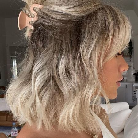 Beach Blonde Short Hair, Blonde Balayage Bob With Bangs, Curtain Bang Short Hair, Italy Hair, Blond Beige, Blonde Balayage Bob, Dyed Blonde Hair, Hair Fixing, Wavy Bob Hairstyles