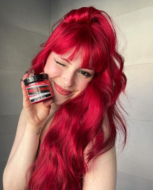 Pinky Red Hair Colour, Red To Pink Ombre Hair Short, Bright Red Money Piece Hair, Red Multicolor Hair, Bright Red Hair With Blonde Money Piece, Grunge Hair Aesthetic, Pinky Red Hair, Burgundy Orange Hair, Bright Red Hair Aesthetic