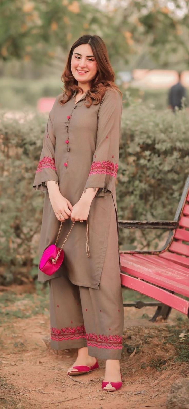 Suit Designs Indian Style, Full Sleeves Design, Latest Dress Design, Simple Kurti Designs, Trendy Shirt Designs, Pakistani Fashion Casual, Kurti Designs Latest, Casual Indian Fashion, Pakistani Dresses Casual