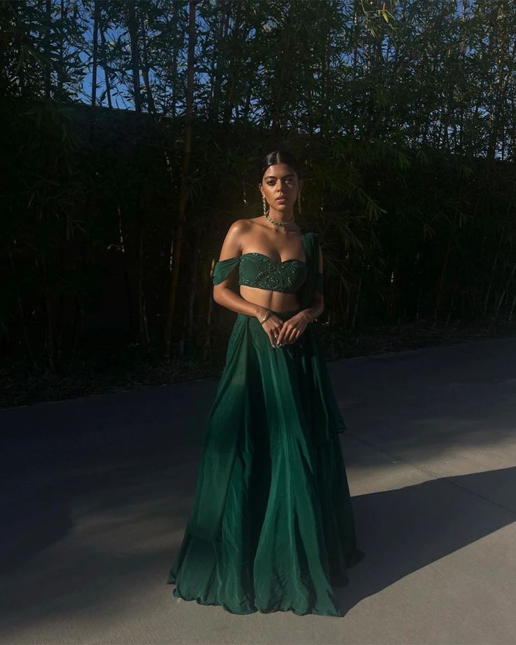 Flowy Lehenga Designs, Indian Prom Outfits, Diwali Lehenga Ideas, Green Lehenga Designs, Lehenga Prom, Desi Prom, Diwali Fits, Classy Lehenga, Green Floral Lehenga