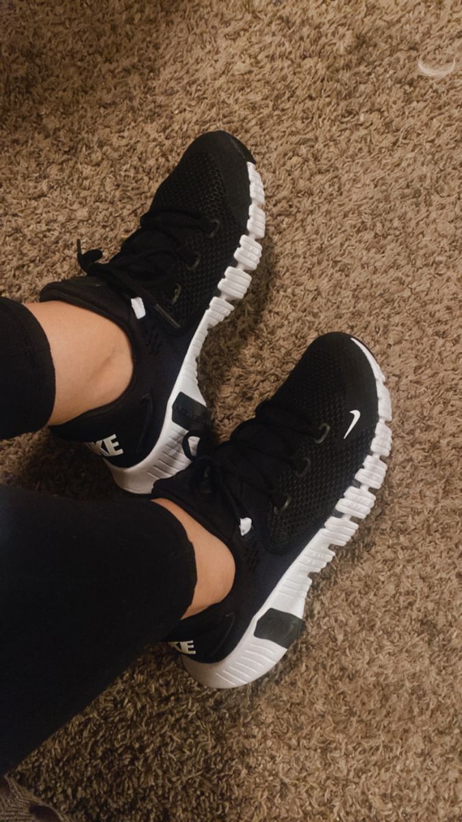 Black Athletic Fit Sneakers For Gym, Nike Free Metcon 4 Women Outfit, Nike Metcon 8 Women, Metcon Nike, Metcon 5 Nike Women, Women Gym Outfits, Lifting Shoes, Fitness Wear Outfits, Weight Lifting Women