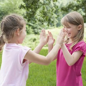 Try these fun hand clapping games and put your rhythm and coordination to the test! Hand Clapping Games, Clapping Games, Teacher Games, Fargelegging For Barn, Body Percussion, Rainy Day Activities For Kids, Hand Games, Santa Cecilia, Brain Gym