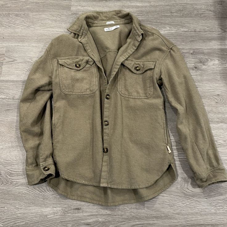 Thick Cotton Material Perfect For Winter W/ Pockets, Baggy Fit Good Condition No Stains Never Worn Hollister Shirts, Green Shirt, Baggy Fits, Casual Shirts For Men, Casual Button Down Shirts, Shirt Jacket, Hollister, Cotton Material, Mens Shirts